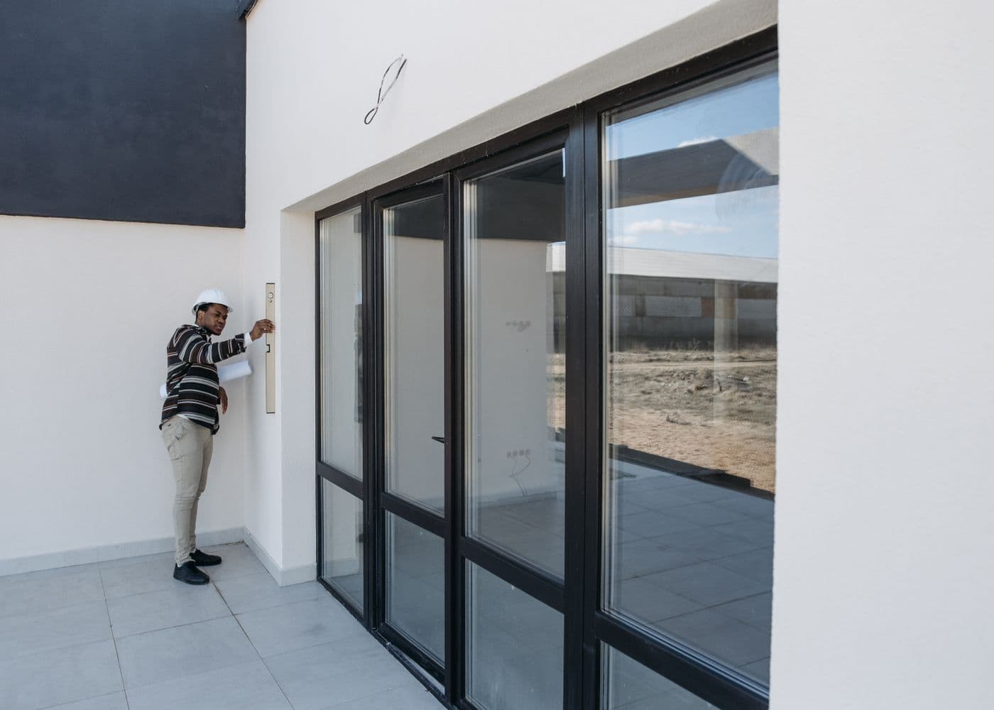 A qualified Smart Energie surveyor with a tablet and thermal-imaging camera inside a lived-in period home