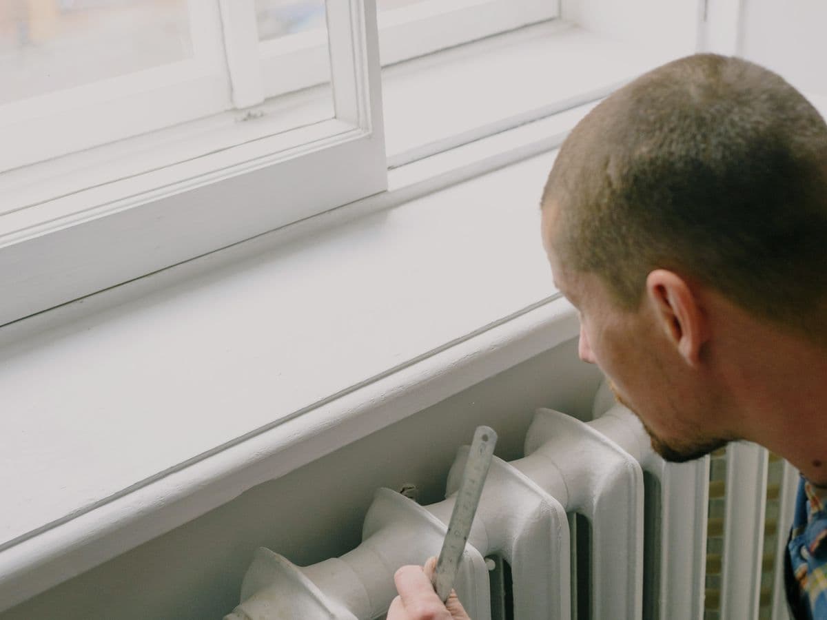 A Smart Energie surveyor assessing a home before any work is quoted
